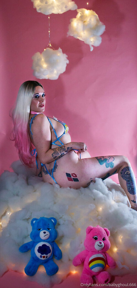 Naakte gelekte OnlyFans-foto van Babyghoul666