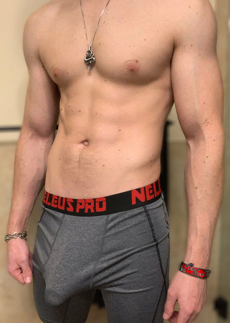 Naakte gelekte OnlyFans-foto van Redriotfree