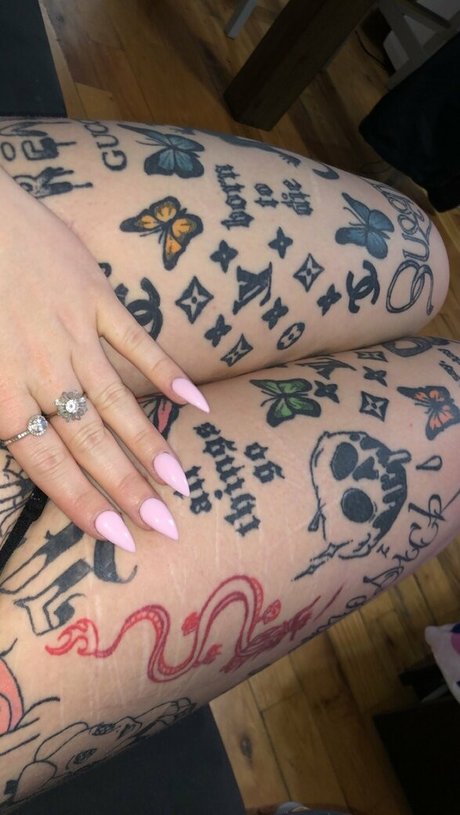 Naakte gelekte OnlyFans-foto van Misstinyangel