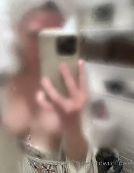 Naakte gelekte OnlyFans-foto van Wastelandwildflower