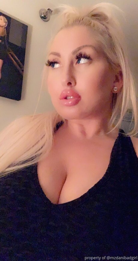 Naakte gelekte OnlyFans-foto van Mzdanibadgirl