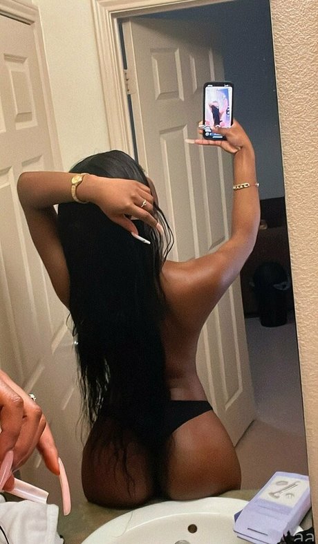 Naakte gelekte OnlyFans-foto van Rohilu