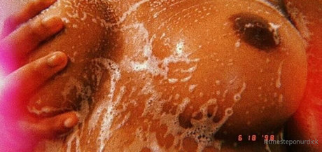 Naakte gelekte OnlyFans-foto van Rohilu