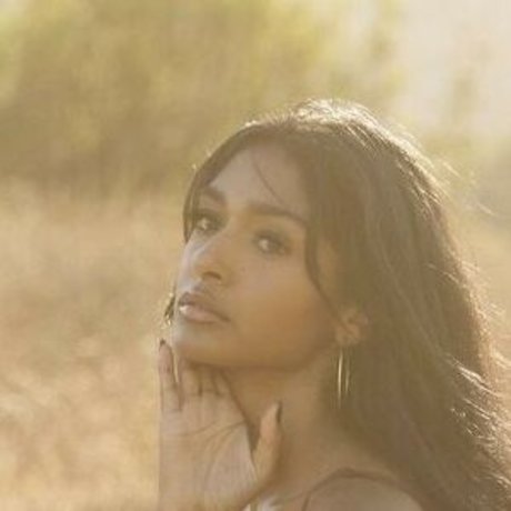 Naakte gelekte OnlyFans-foto van Kaaviya Sambasivam