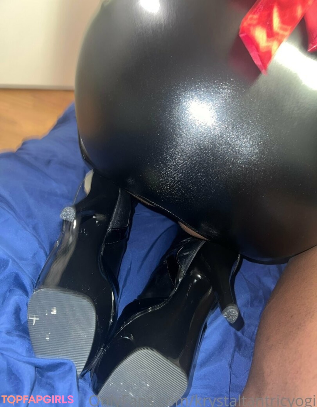 Naakte gelekte OnlyFans-foto van Krystal Tantric Yogi #4 Naakte gelekte OnlyFans-foto van Krystal Tantric Yogi #4