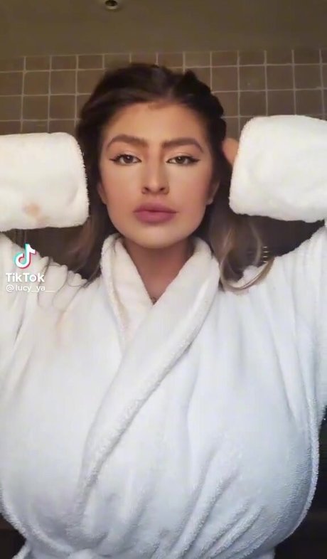 Naakte gelekte OnlyFans-foto van Lucy Ya