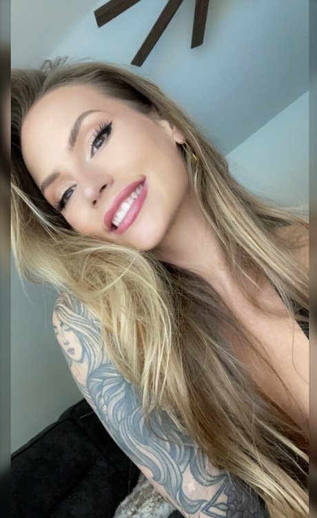 Naakte gelekte OnlyFans-foto van Lou Taylor