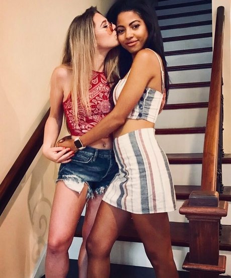 Naakte gelekte OnlyFans-foto van Camille Hyde