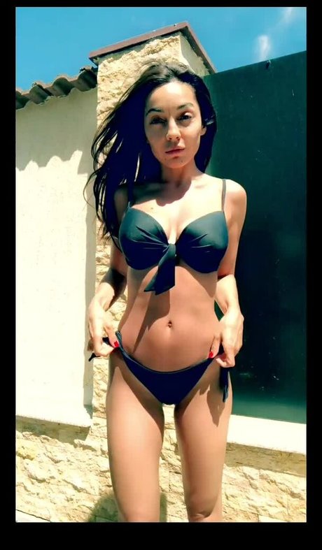 Naakte gelekte OnlyFans-foto van Bustyan