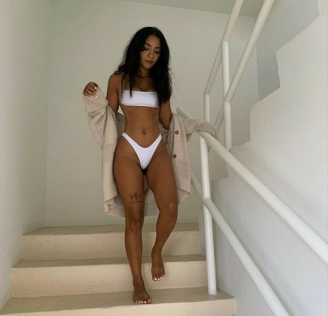 Naakte gelekte OnlyFans-foto van Sharnyceballos