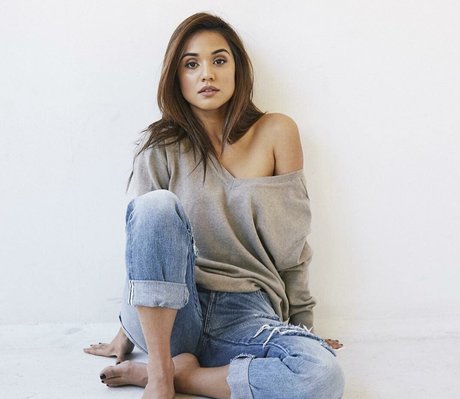Naakte gelekte OnlyFans-foto van Summer Bishil