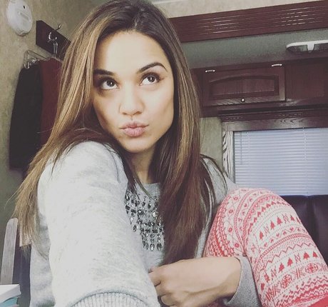 Naakte gelekte OnlyFans-foto van Summer Bishil