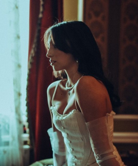Naakte gelekte OnlyFans-foto van Olivia Linz