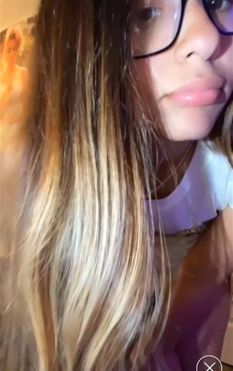 Naakte gelekte OnlyFans-foto van Alahna Ly
