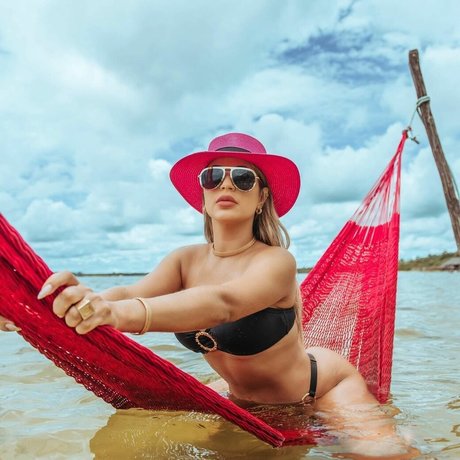Naakte gelekte OnlyFans-foto van Deolane Kevin Viuva