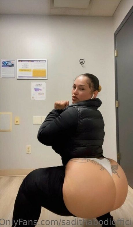 Naakte gelekte OnlyFans-foto van Sadithabodi