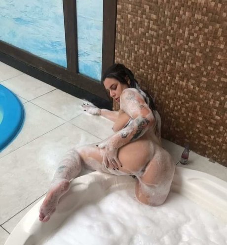 Naakte gelekte OnlyFans-foto van Andressakin