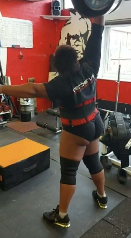 Naakte gelekte OnlyFans-foto van Strongwomen 