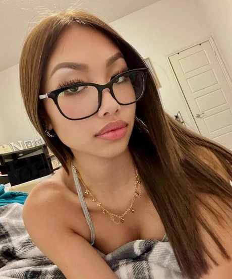 Naakte gelekte OnlyFans-foto van Ariabackstage