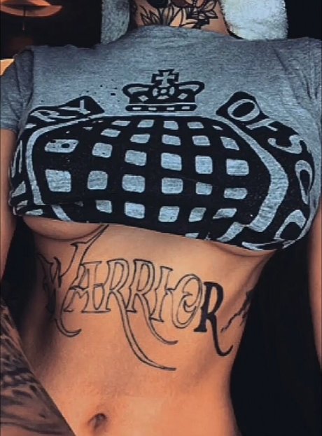 Naakte gelekte OnlyFans-foto van Theinkedprincessx