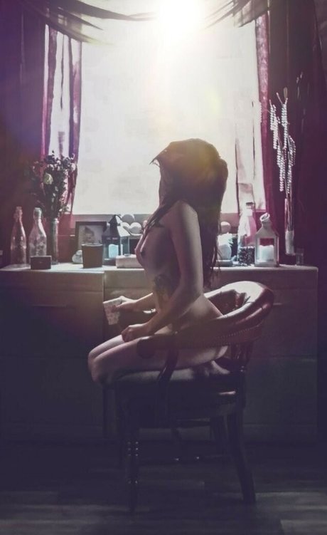 Naakte gelekte OnlyFans-foto van Madame Any