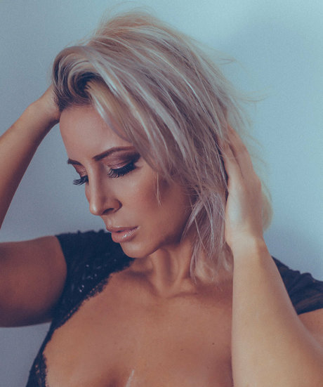 Naakte gelekte OnlyFans-foto van Katie Allen