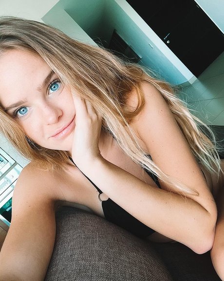Naakte gelekte OnlyFans-foto van Inna Moll