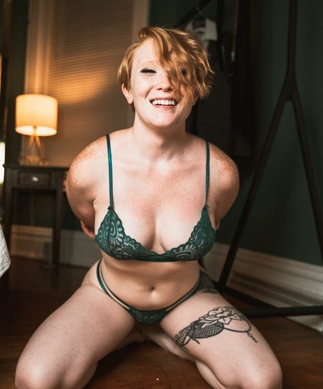 Naakte gelekte OnlyFans-foto van Izzabella Robbins