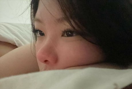 Naakte gelekte OnlyFans-foto van Julia Nakamura