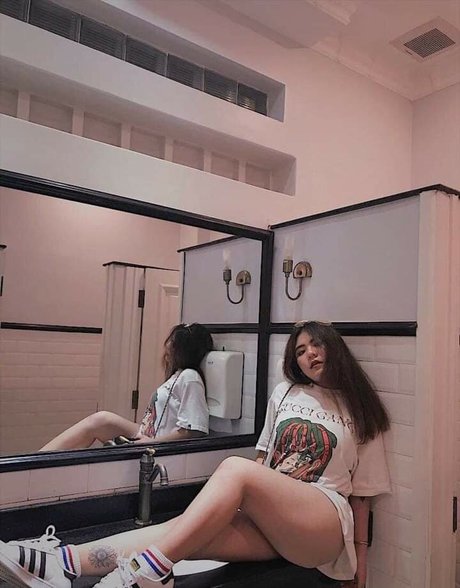 Naakte gelekte OnlyFans-foto van Suniebae