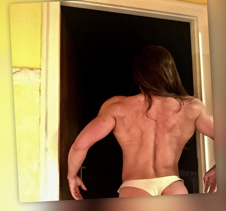 Naakte gelekte OnlyFans-foto van Reni Gendur
