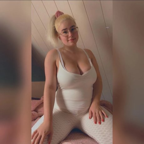 Naakte gelekte OnlyFans-foto van Sina