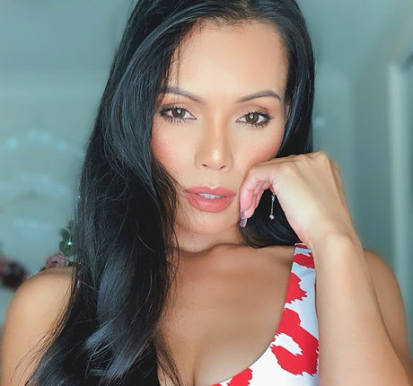 Naakte gelekte OnlyFans-foto van Angel Gower