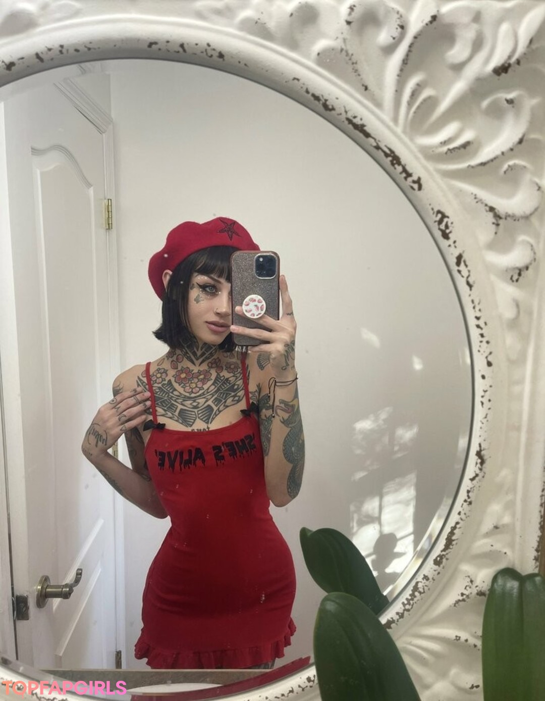 Naakte gelekte OnlyFans-foto van The Cottage Core Doll #1