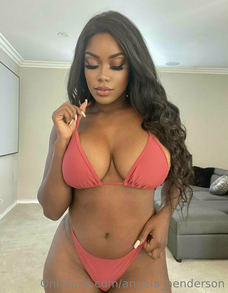 Naakte gelekte OnlyFans-foto van Angela Henderson