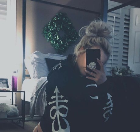Naakte gelekte OnlyFans-foto van Sj Valenz