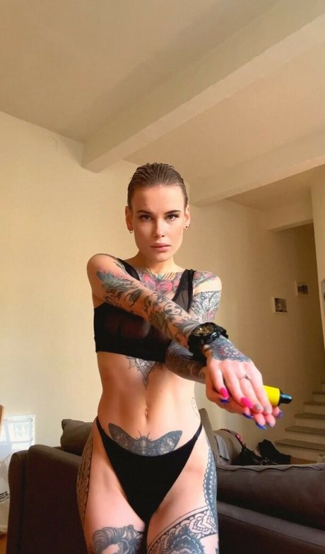 Naakte gelekte OnlyFans-foto van Tory Inve