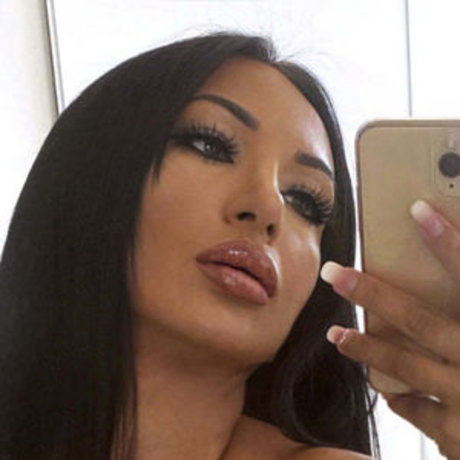 Naakte gelekte OnlyFans-foto van Sabina Santl