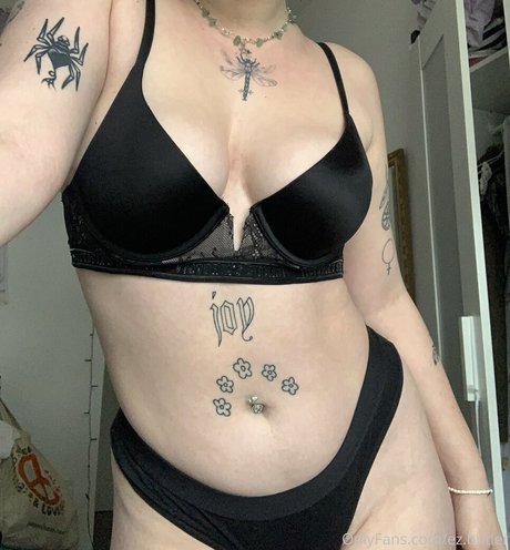 Naakte gelekte OnlyFans-foto van Ezra Butler