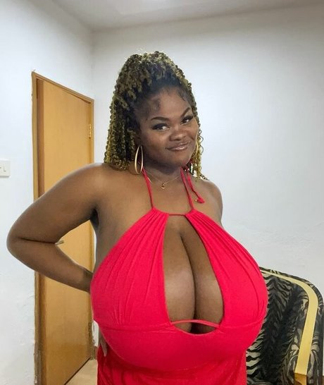 Naakte gelekte OnlyFans-foto van Chioma Lovv