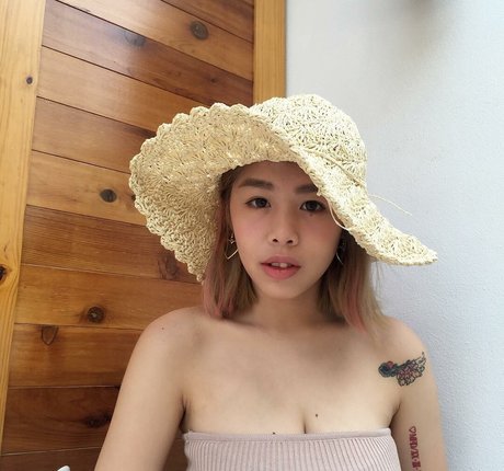 Naakte gelekte OnlyFans-foto van Chen
