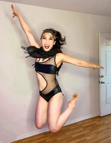 Naakte gelekte OnlyFans-foto van Erika Ishii