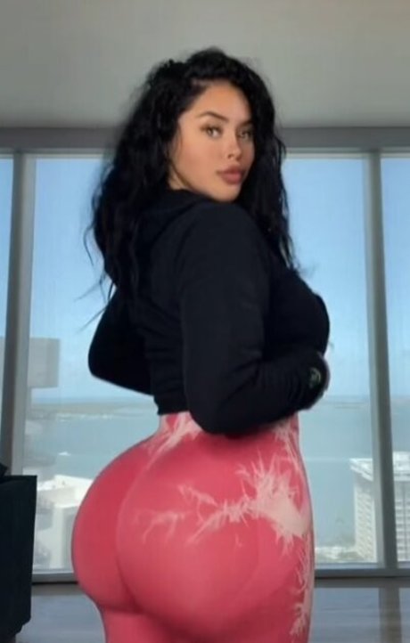 Naakte gelekte OnlyFans-foto van Viraljen