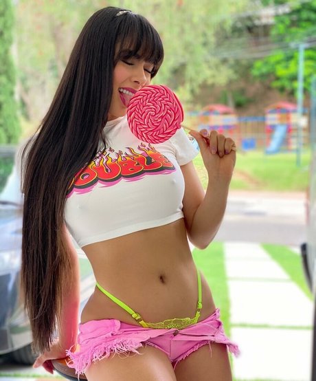 Naakte gelekte OnlyFans-foto van Juliana Caetano