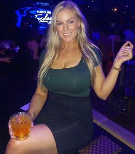 Naakte gelekte OnlyFans-foto van Annaliese Gann