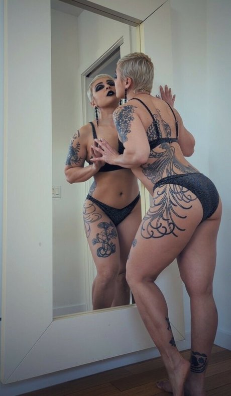 Naakte gelekte OnlyFans-foto van Evelyn Vinyl