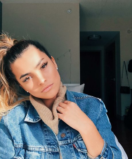 Naakte gelekte OnlyFans-foto van Kylie Manue