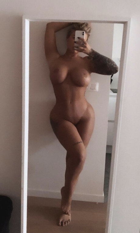 Naakte gelekte OnlyFans-foto van Yana Daems