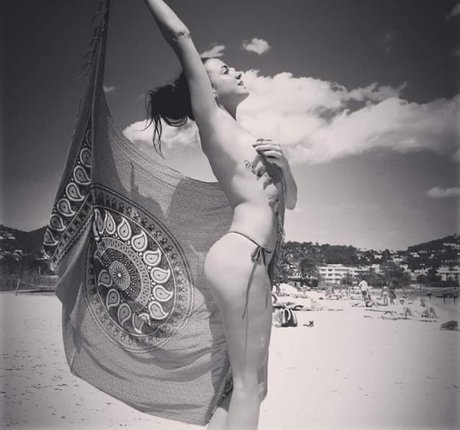 Naakte gelekte OnlyFans-foto van Samira Jalil