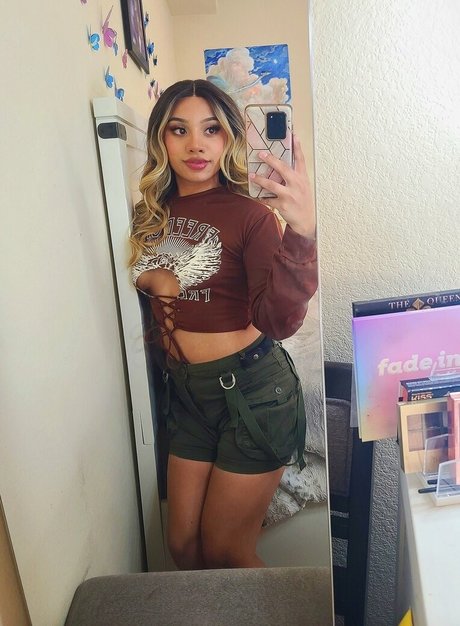 Naakte gelekte OnlyFans-foto van Mina Sin